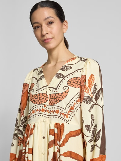 Frauenmodel trägt Midikleid aus Viskose-Mix mit V-Ausschnitt Modell 'Sarai' von LOLLYS LAUNDRY, Allover-Look, Nahaufnahme Oberkörper.