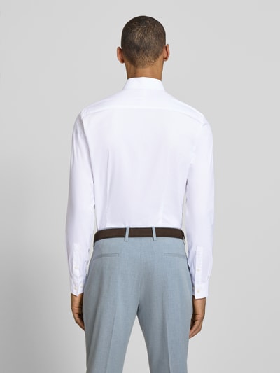 Męski model nosi Extra Slim Fit Business-Koszulę z kołnierzykiem typu kent model 'BRODIE' od Tiger of Sweden, biała, listwa guzikowa, długość tyłu w rozmiarze 40: 73 cm, szerokość ramion w rozmiarze 40: 45 cm, długość rękawów w rozmiarze 40: 67 cm, widok całej sylwetki z tyłu.