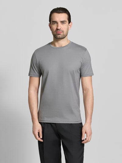Männermodel trägt T-Shirt mit Rundhalsausschnitt von Christian Berg Men, reine Baumwolle, Regular Fit, grau, glatte Textur, Ganzkörperansicht von vorne.