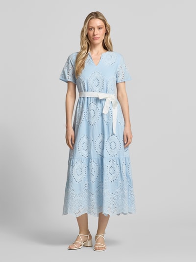 Frauenmodel trägt Midikleid mit Lochspitze und Bindegürtel von More & More, hellblau, Baumwoll-Mix, Taillierter Schnitt, Tunikakragen, Ganzkörperansicht von vorne. Rückenlänge bei Größe 36: 125 cm, Brustweite: 40 cm, Ärmellänge: 23 cm.