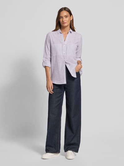 Frauenmodel trägt Regular Fit Bluse mit V-Ausschnitt und Brusttaschen von Christian Berg Woman, Streifenmuster, Baumwolle, Ganzkörperansicht von vorne.