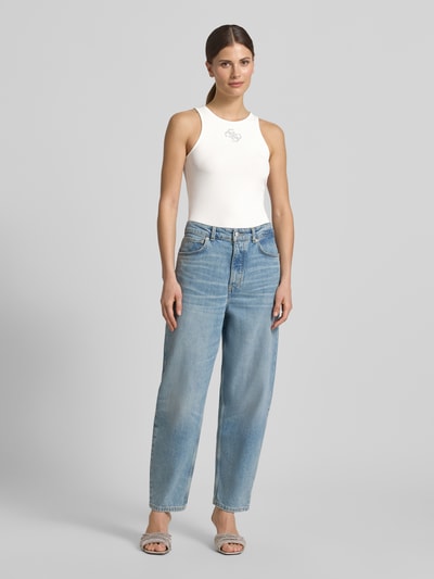 Frauenmodel trägt Tanktop in Ripp-Optik mit Logo von Guess, Slim-Fit, weiß, Material-Mix mit Stretch-Anteil, Rückenlänge 50 cm bei Größe S, Ganzkörperansicht von vorne.
