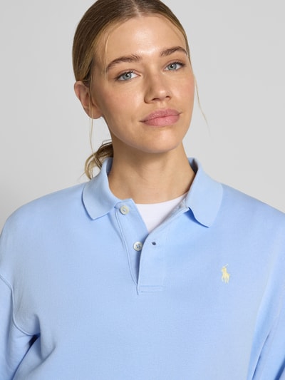 Modelka kobieca nosi Regular Fit Sweatshirt aus Baumwoll-Mix od Polo Ralph Lauren, gładki błękit, logo, długi rękaw, bawełniany miks, zbliżenie górnej części ciała.