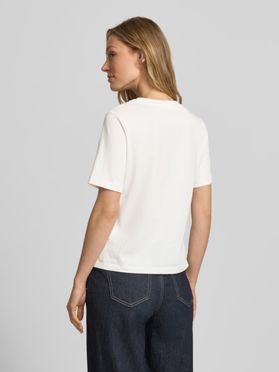 Frauenmodel trägt T-Shirt mit Motiv-Print und Rundhalsausschnitt von Christian Berg Woman Selection, Reine Baumwolle, Regular-Fit, Rückenlänge bei Größe 36: 56 cm, weiß, glatte Textur, Ganzkörperansicht Rückansicht.