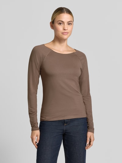 Frauenmodel trägt Regular Fit Longsleeve aus Viskose-Mix von monari, braun, elastisch, Rundhalsausschnitt, Ganzkörperansicht von vorne. Damen Longsleeve mit Modal-Anteil, Rückenlänge 56 cm bei Größe 36, langärmeliges Design.