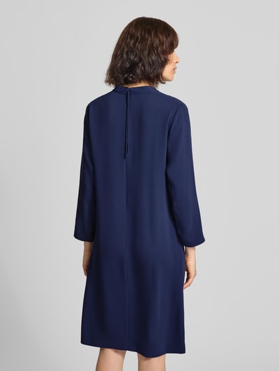 Vrouwenmodel draagt Relaxed Fit jurk met v-hals van windsor., donkerblauw, knie­lengte, 3/4-mouw, ruglengte maat 36 ca. 100 cm, borstwijdte 49 cm, mouwlengte 52 cm, geheelbeeld achteraan.