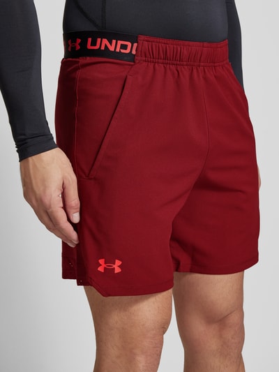 Under Armour Regular Fit Shorts mit Label-Print Dunkelrot 3