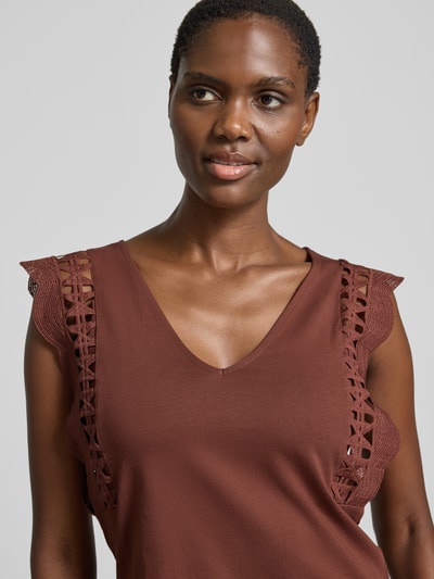 Frauenmodel trägt Regular Fit Top aus reiner Baumwolle Modell 'GABBY' von Vero Moda, Optik: Unifarben, Strick-Applikation, V-Ausschnitt, Nahaufnahme Oberkörper.