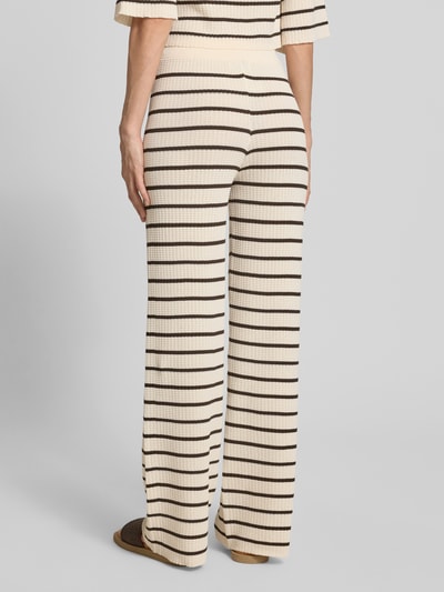 Frauenmodel trägt Wide Leg Hose aus Viskose-Mix Modell 'NURIA' von VILLA SOPHIE, Optik:Allover-Muster, Ganzkörperansicht Rückansicht.