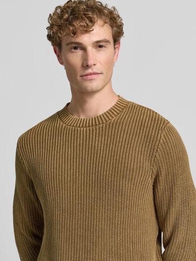 Mężczyźni model ma na sobie sweter z dzianiny z prążkowanymi wykończeniami od Antony Morato, bawełna, krój regular fit, Długość tyłu w rozmiarze M: 70 cm, Długość rękawów w rozmiarze M: 69 cm, zbliżenie na górną część ciała.