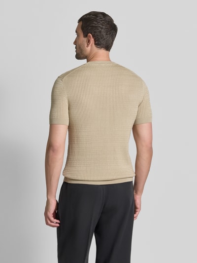 Męski model nosi Strickshirt mit Strukturmuster Modell 'Elio' von JOOP! COLLECTION z bawełny, krój slim fit, okrągły dekolt, długość tyłu 67 cm, fakturowany wzór, beżowy, całkowity widok z tyłu