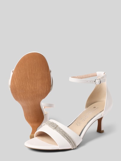 Produktfoto, Sandalette mit Ziersteinbesatz und Pfennigabsatz von Marco Tozzi in Weiß mit Riemen und Dornschließe, abgerundete Spitze, 7 cm Absatzhöhe bei Größe 40, glatte Oberfläche mit funkelnden Details.