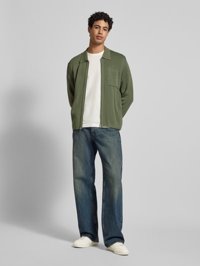 Männermodel trägt Regular Fit Cardigan aus Baumwoll-Mix von Marc O’Polo Denim, Optik: Unifarben, Feinstrick, Reißverschluss, Ganzkörperansicht von vorne.