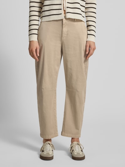 Frauenmodel trägt Barrel Fit Hose mit Eingrifftaschen von Buena Vista, beigefarbener Baumwoll-Mix mit Viskose-Anteil, Nahaufnahme Oberkörper.