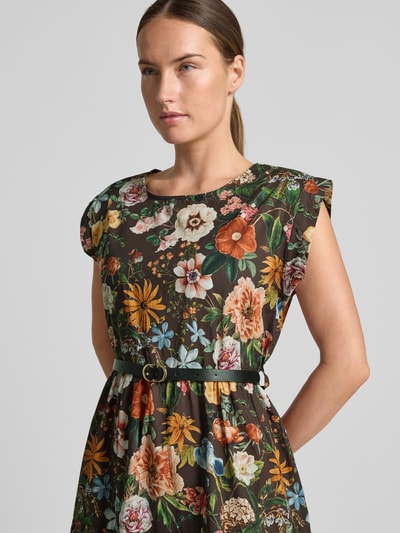 Frauenmodel trägt Midikleid mit Gürtel von ZABAIONE aus reiner Baumwolle im floralen Stufen-Look, taillierte Passform, Nahaufnahme Oberkörper.