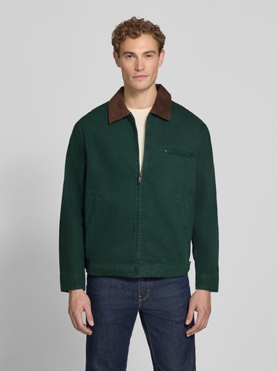 Männermodel trägt Regular Fit Jacke aus reiner Baumwolle von MCNEAL in Dunkelgrün mit braunem Cord-Kragen, Reißverschluss, Nahaufnahme Oberkörper. Rückenlänge bei Größe M: 69 cm, Brust- und Eingrifftaschen.