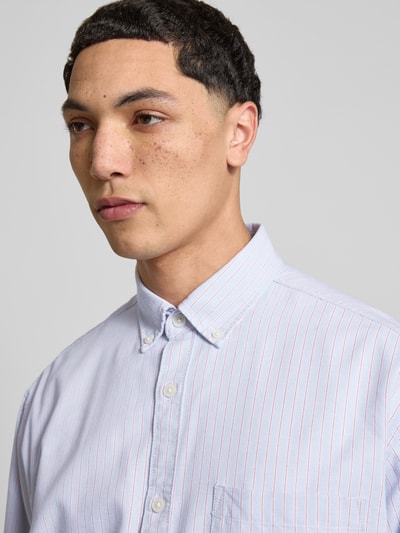 Männermodel trägt Regular Fit Freizeithemd mit Brusttasche Modell 'NORREBRO' von Jack & Jones, Baumwoll-Mix, Nahaufnahme Oberkörper.