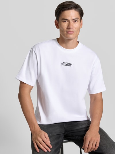 Männermodel trägt wit regular fit t-shirt van puur katoen Model 'Oliver' van Wood Wood, gestikt logo, ruglengte maat M 73 cm, Nahaufnahme Oberkörper