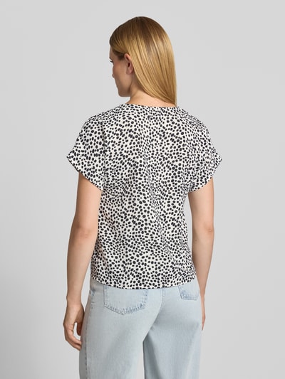 Frauenmodel trägt Blusenshirt im Allover-Look Modell 'JOSA' von Vila, Regular Fit, schwarz-weiß, Ganzkörperansicht Rückansicht.