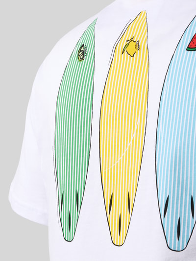 Männermodel trägt Regular Fit T-Shirt mit Logo-Print von Sundek aus Reiner Baumwolle, weiß mit buntem Print, Nahaufnahme Oberkörper.