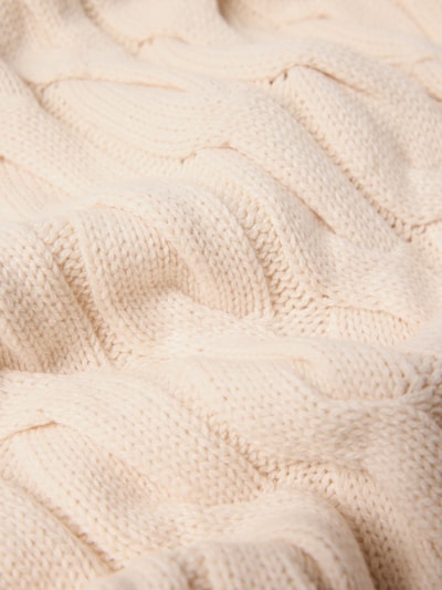 Produktfoto, Schal aus Baumwoll-Mix von Oui, rechteckige Passform, Zopfmuster, cremefarbene grobe Strickstruktur, Detailaufnahme.