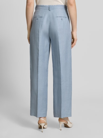 Vrouwenmodel draagt Regular Fit straight Leg pantalon uit puur linnen model 'MALIZIA' van Weekend Max Mara, melangelook, achteraanzicht.