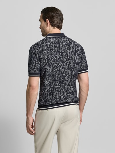 Männermodel trägt Regular Fit Poloshirt im Allover-Look von Jack & Jones Premium, reine Baumwolle, Polokragen, Knopfleiste, Ganzkörperansicht Rückansicht.