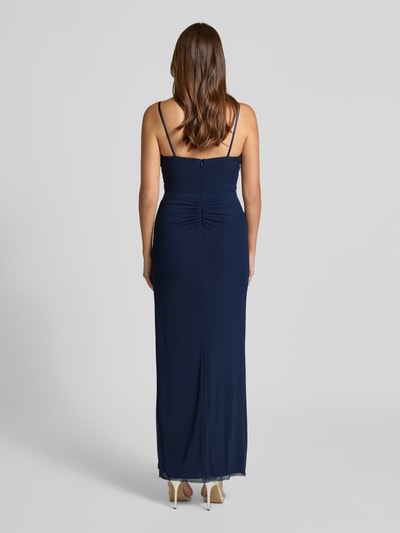 Kobiece modelka nosi sukienkę wieczorową 'Abendkleid mit Herz-Ausschnitt und Raffungen' od Hey Kyla, mieszanka materiałów z dodatkiem streczu, dopasowany krój, długa sukienka, dekolt w kształcie serca, cienkie ramiączka, marszczenia, zapięcie na haftkę i zamek błyskawiczny z tyłu, długość tyłu w rozmiarze 36: 132 cm, szerokość w rozmiarze 36: 33 cm, kolor granatowy, widok całej sylwetki z tyłu.
