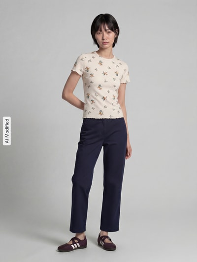 Frauenmodel trägt Regular Fit T-Shirt mit floralem Allover-Print von Jake*s Casual, Cremefarbe, Baumwoll-Mix, Ganzkörperansicht von vorne.
