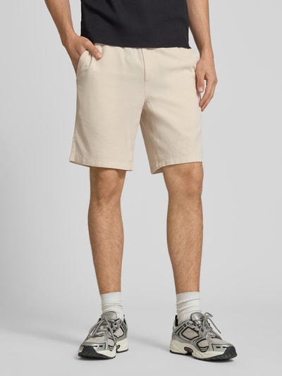 Männermodel draagt Shorts met structuurpatroon model 'JAIDEN' van Jack & Jones, puur katoen, regular fit, elastische band, tunnelkoord, kleur beige, bandwijdte maat M 43 cm, binnenbeenlengte maat M 23 cm, voorkant, volledige lichaamsweergave