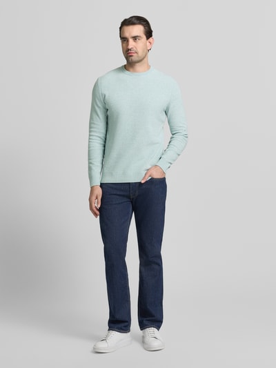 Männermodel trägt Regular Fit Strickpullover aus reiner Baumwolle von Tom Tailor in Melange-Optik, Rundhals, Feinstrick, Ganzkörperansicht von vorne.