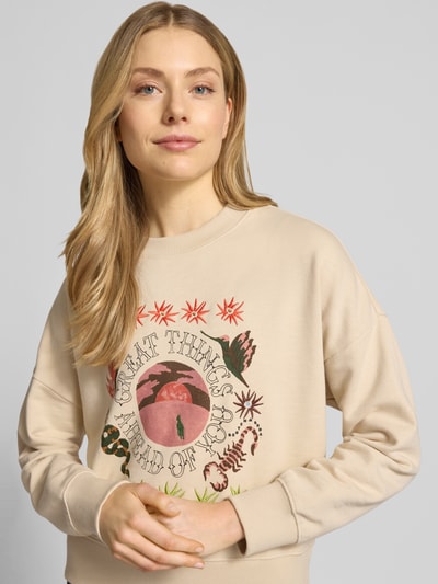 Vrouwenmodel draagt Relaxed Fit Sweatshirt met floralem stitching van Scotch & Soda, puur katoen, motiefprint, ronde hals, elastische boorden, nahaufnahme bovenlichaam.