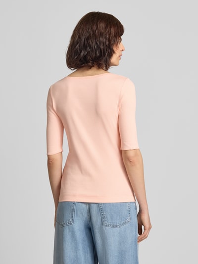 Frauenmodel trägt T-Shirt in Ripp-Optik mit Rundhalsausschnitt von Marc Cain in zartem Rosa, Baumwoll-Elasthan-Mix, Slim Fit, Rückenlänge 57 cm, Ganzkörperansicht Rückansicht.