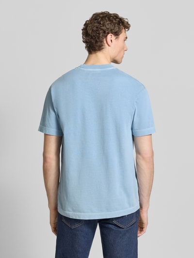 Männermodel trägt Relaxed Fit T-Shirt aus reiner Baumwolle von Marc O'Polo, Optik: Unifarben, Passform: Relaxed-Fit, Label-Stitching-Applikation, Rundhals-Ausschnitt, Ärmelform: Kurzarm, Materialverarbeitung: Heavy Jersey, Material: Reine Baumwolle in Hellblau, leicht strukturierte Oberfläche, Ganzkörperansicht Rückansicht.