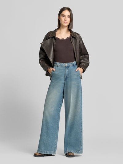 Frauenmodel trägt Slim Fit Top aus reiner Baumwolle mit Spitzenbesatz von Rich & Royal, schwarz, Rundhalsausschnitt, Ganzkörperansicht von vorne.