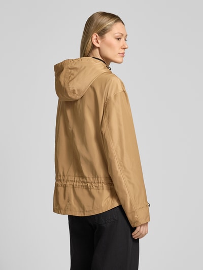 Männermodel trägt Kurtka 'Jacke mit Zweiwege-Reißverschluss' von Fuchs Schmitt w kolorze beżowym, krój regular fit, kaptur z tunelem, kieszenie zapinane na zamek błyskawiczny, długość tyłu w rozmiarze 36: 67 cm, szerokość ramion w rozmiarze 36: 53 cm, szerokość klatki piersiowej w rozmiarze 36: 59 cm, długość rękawów w rozmiarze 36: 57 cm, gładka tekstura, całkowity widok z tyłu.