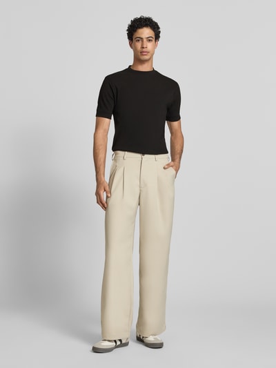 Männermodel trägt Slim Fit T-Shirt mit Label-Stitching von PROHIBITED aus Baumwoll-Elasthan-Mix, Rundhalsausschnitt, Herren T-Shirt, Rückenlänge 65 cm in Größe M, schwarze Töne, glatte Textur, Ganzkörperansicht von vorne.