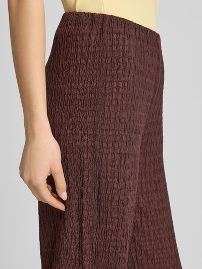 Frauenmodel trägt Straight Leg Hose in Strukturoptik Modell 'ILSE' von Only, Optik: Unifarben, Materialverarbeitung: Crinkle, Nahaufnahme Oberkörper.