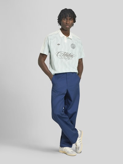 adidas Originals Relaxed Fit Poloshirt mit Logo-Applikation Schilf 1