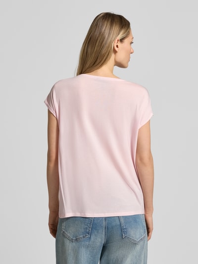 Frauenmodel trägt Relaxed Fit T-Shirt aus Lyocell-Mix Modell 'AVA' von Vero Moda in zartem Rosa, Melange-Optik, Kurzarm, Ganzkörperansicht Rückansicht.