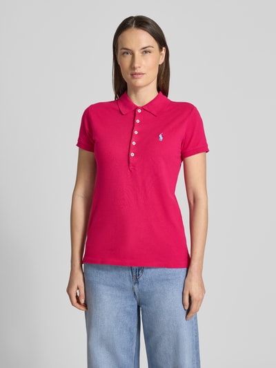 Modelka kobieca ma na sobie Slim Fit Poloshirt aus Baumwoll-Mix von Polo Ralph Lauren, różowy, krój slim fit, logo, piqué, widok z przodu całej sylwetki.