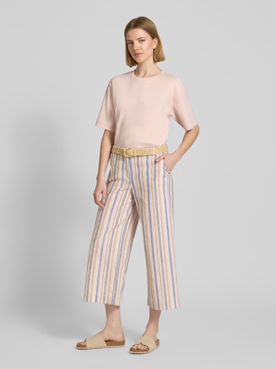 Frauenmodel trägt Wide Fit Stoffhose aus Leinen-Mix von Christian Berg Woman, gestreiftes Muster, verkürzte Passform, Vorderansicht Ganzkörperansicht.