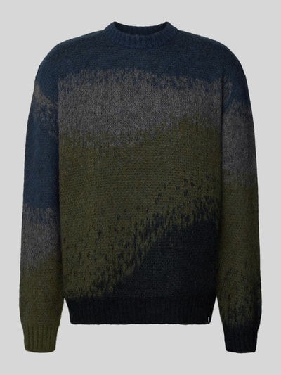 Produktfoto, Strickpullover mit Rundhalsausschnitt Modell 'TINLEY' von Carhartt Work In Progress, Material-Mix mit Alpaka-Anteil, melierte Grüntöne.