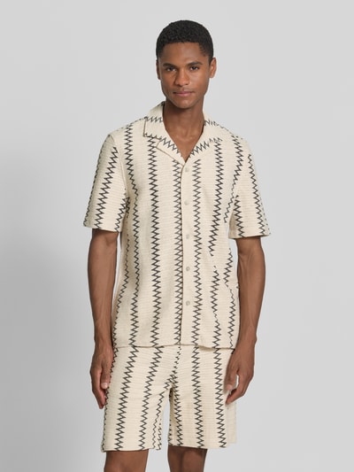 Männermodel trägt Regular Fit Freizeithemd aus Baumwoll-Mix von s.Oliver RED LABEL, Optik:Allover-Muster, Struktur, Ganzkörperansicht von vorne.