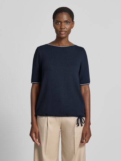 Frauenmodel trägt Loose Fit T-Shirt aus Viskose-Mix Modell 'LT JUNI' von Betty Barclay in Dunkelblau mit beigen Hosen, Ganzkörperansicht von vorne, Damen T-Shirt von Betty Barclay.