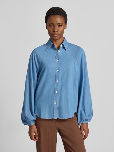 Vrouwenmodel draagt Relaxed Fit Bluse in Denim-Optik van closed, puur katoen, denimlook, overhemdkraag, knoopsluiting, Ganzkörperansicht von voren.