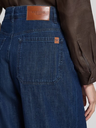 Frauenmodel trägt Wide Leg Jeans aus reiner Baumwolle Modell 'VEGA' von Max Mara in Dunkelblau, Damen Wide & Loose Fit Jeans von Weekend Max Mara, Nahaufnahme Rückansicht.