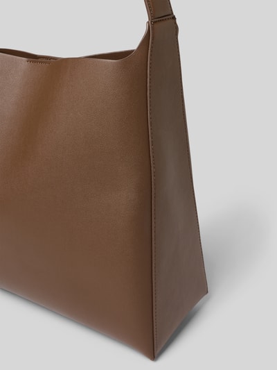 Produktfoto, braune Handtasche mit Tragehenkel Modell 'WINNIE' von Mango, glatte Textur, rechteckige Form, Magnetverschluss, Innenfach mit Reißverschluss, Maße 30x34x14 cm, Schulterriemen 80 cm.