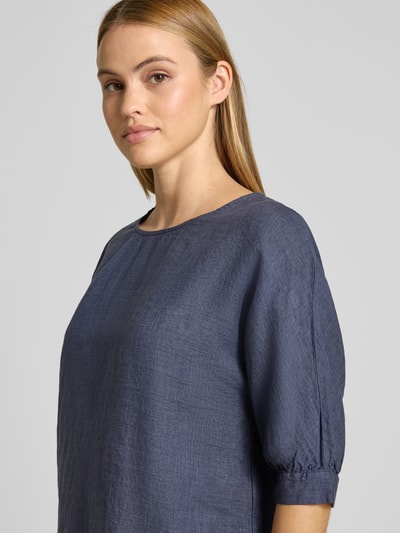 Frauenmodel trägt Leinenbluse mit Kordelzug und Rundhalsausschnitt von Fynch-Hatton in Dunkelblau, reines Leinen, Nahaufnahme Oberkörper.
