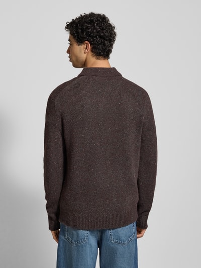 Männermodel trägt Strickpullover aus Woll-Mix mit Polokragen von Calvin Klein Jeans, braun, Label-Detail, Regular-Fit, Ganzkörperansicht Rückansicht.